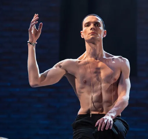 Максим Матвеев в спектакле «Кинастон» Максим Матвеев в спектакле «Кинастон»