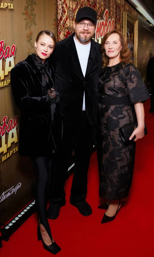 Гарик Харламов с женой и тещей на премьере комедии «Новая теща» Гарик Харламов с женой и тещей на премьере комедии «Новая теща»