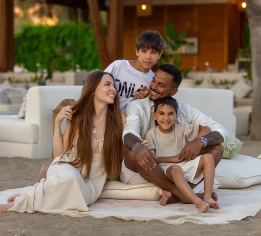 Натан с женой и детьми