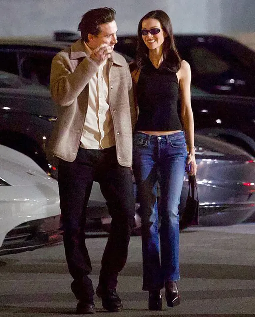 Бруклин Бекхэм и Никола Пельтц выглядели счастливыми и влюбленными Бруклин Бекхэм и Никола Пельтц выглядели счастливыми и влюбленными