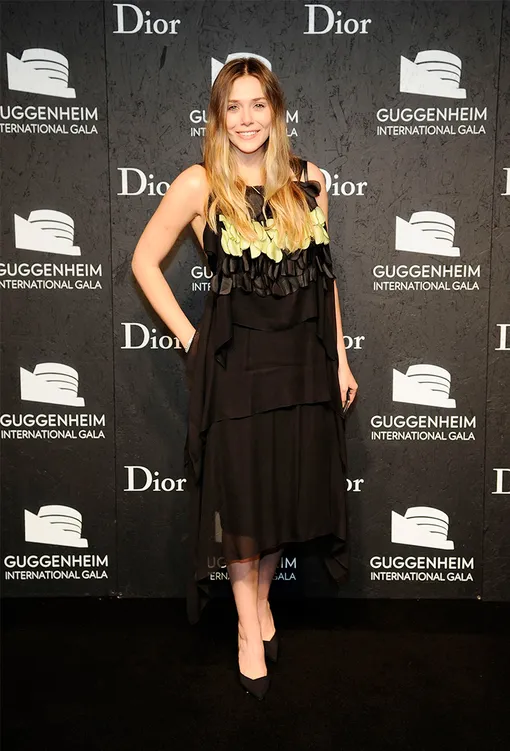 Шатуш в сочетании со стрижкой лесенкой на длинных волосах выглядит объёмно и стильно