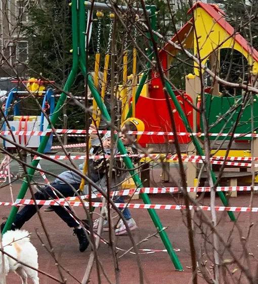 Дети гуляют на площадке в карантин Дети гуляют на площадке в карантин