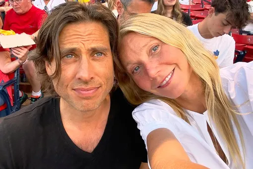 Гвинет Пэлтроу записала видео, на котором готовит с голой грудью для мужа