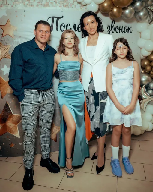 Елена Борщева с мужем и детьми