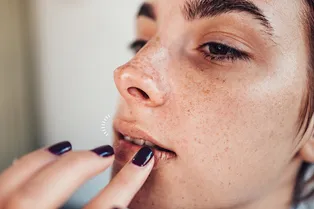 Проверь себя: какая привычка убивает красоту и здоровье твоих губ