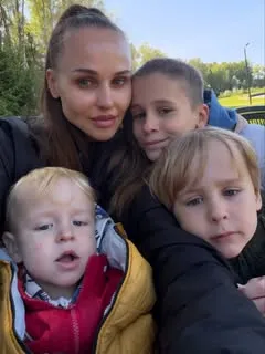 Надежда Мамаева с тремя детьми Надежда Мамаева с тремя детьми