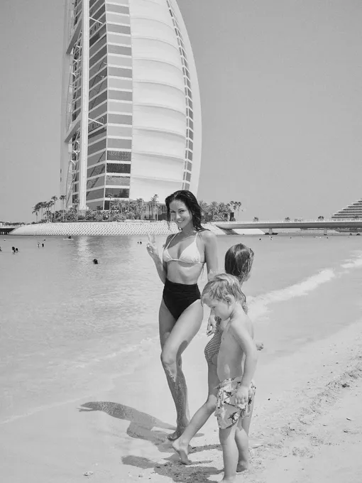 Нюша с детьми на пляже