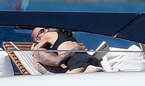 Викторию и Дэвида Бекхэмов сняли папарацци Викторию и Дэвида Бекхэмов сняли папарацци