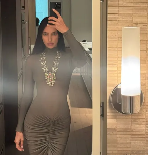 Ирина Шейк показала фигуру в облегающем платье