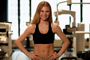 «Я перестану кормить грудью Мишу, и моя фигура улучшится»: Александра Трусова показала живот после родов