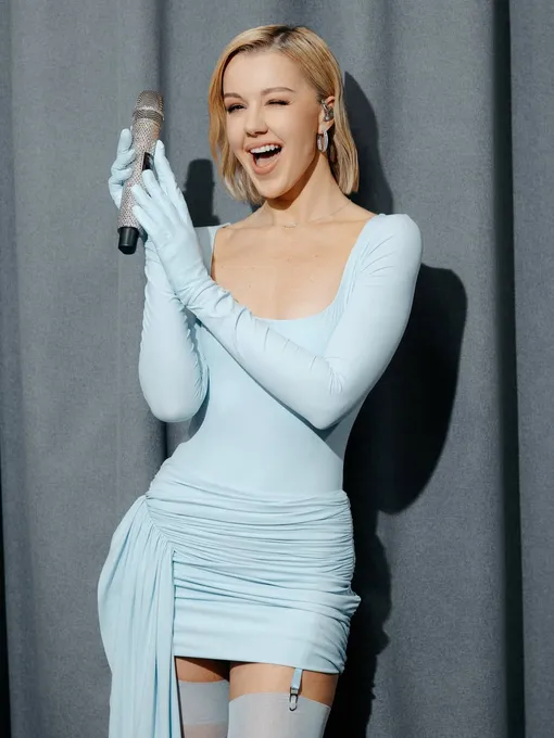 Юлианна Караулова устроила дерзкую фотосессию на музыкальной премии «Виктория»