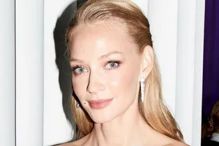 Длинные ноги и пышные локоны: Светлана Ходченкова сделала смелое фото в гримерке Длинные ноги и пышные локоны: Светлана Ходченкова сделала смелое фото в гримерке