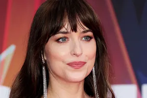 Идеальная месть бывшему: Дакота Джонсон снялась без трусиков после расставания с Крисом Мартином