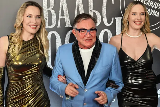 «Не ожидали?»: Дмитрий Дибров появился на красной дорожке в обнимку с сестрами-близняшками Катей и Волгой «Не ожидали?»: Дмитрий Дибров появился на красной дорожке в обнимку с сестрами-близняшками Катей и Волгой