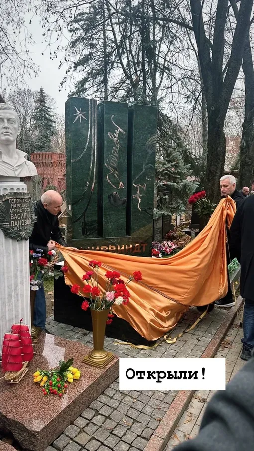 Памятник Александру Ширвиндту открыли на Новодевичьем кладбище