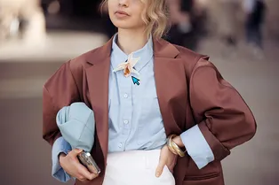 15 эффектных брошей, чтобы освежить базовые образы 15 эффектных брошей, чтобы освежить базовые образы