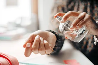 Этот гениальный трюк позволит продлить стойкость аромата любимых духов