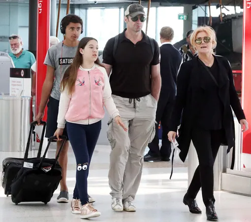 Хью Джекман и Деборра-Ли Фернесс с детьми Хью Джекман и Деборра-Ли Фернесс с детьми