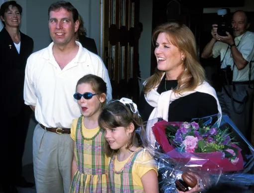 Сара Фергюсон находится рядом с принцем Эндрю в Виндзоре