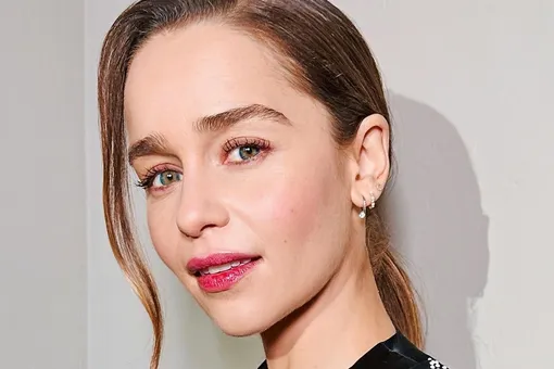 «Я сломала ребро во время секса с мужчинами»: Эмилия Кларк пострадала на съемках сериала об СССР «Я сломала ребро во время секса с мужчинами»: Эмилия Кларк пострадала на съемках сериала об СССР