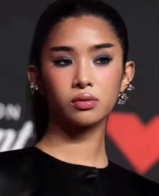 Участницы группы Katseye предпочитают яркий макияж, но иногда он переходит все границы