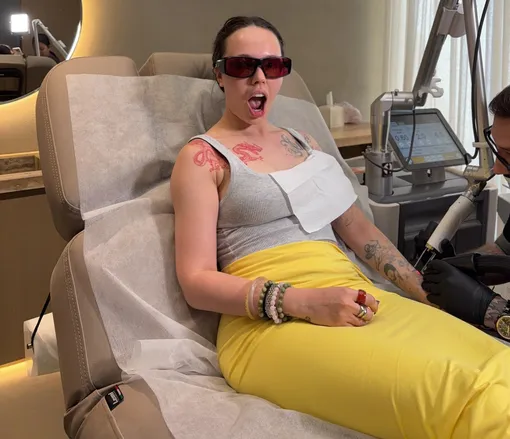 Инстасамка сводит тату в Дубае Инстасамка сводит тату в Дубае