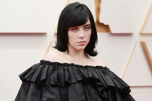 Челка-шторка Билли Айлиш смотрится стильно и драматично Челка-шторка Билли Айлиш смотрится стильно и драматично