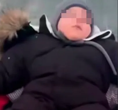 Малыш спал на холоде