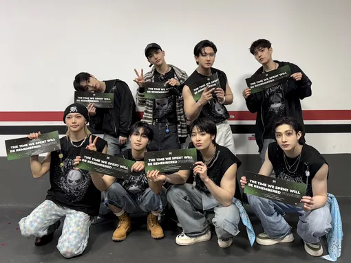 Лидеру Stray Kids Банчану (во втором ряду крайний справа) пришлось разъяснить ситуацию с обращением на концерте в Бразилии