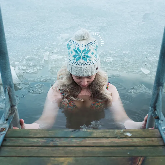 Окунаться в прорубь: о чем предупреждают врачи перед крещенскими купаниями