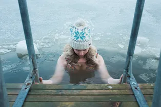 Окунаться в прорубь: о чем предупреждают врачи перед крещенскими купаниями Окунаться в прорубь: о чем предупреждают врачи перед крещенскими купаниями