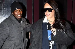 Рианна язвительно обратилась к телохранителю после того, как ее ударила дверь Рианна язвительно обратилась к телохранителю после того, как ее ударила дверь