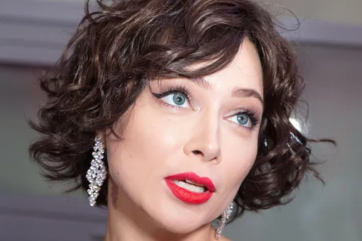 Звезда обнажила грудь: Настасья Самбурская разделась до трусиков и снялась в мерцающей сетке Звезда обнажила грудь: Настасья Самбурская разделась до трусиков и снялась в мерцающей сетке