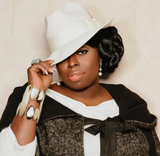 Энджи Стоун погибла в дорожной аварии Энджи Стоун погибла в дорожной аварии