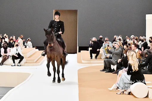 Шарлотта Казираги открывает шоу Chanel верхом на лошади. Шарлотта Казираги открывает шоу Chanel верхом на лошади.