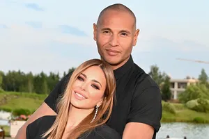 Муж засмотрелся на грудь: Ани Лорак снялась в откровенном алом бикини на Мальдивах Муж засмотрелся на грудь: Ани Лорак снялась в откровенном алом бикини на Мальдивах