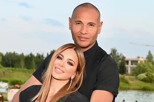 Муж засмотрелся на грудь: Ани Лорак снялась в откровенном алом бикини на Мальдивах Муж засмотрелся на грудь: Ани Лорак снялась в откровенном алом бикини на Мальдивах