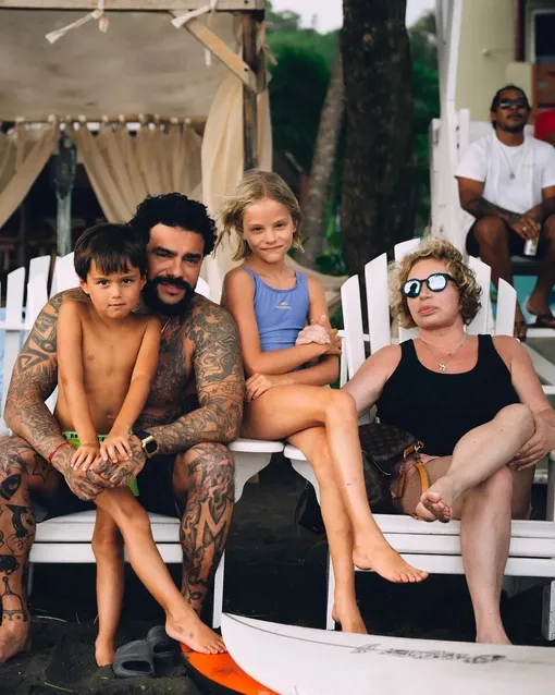 Симона Юнусова с сыном Тимати, внуками Алисой и Ратмиром на отдыхе