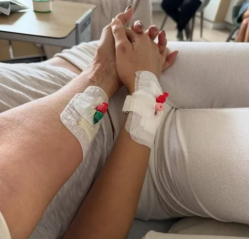 Иоланда Хадид с дочерью Беллой в больнице