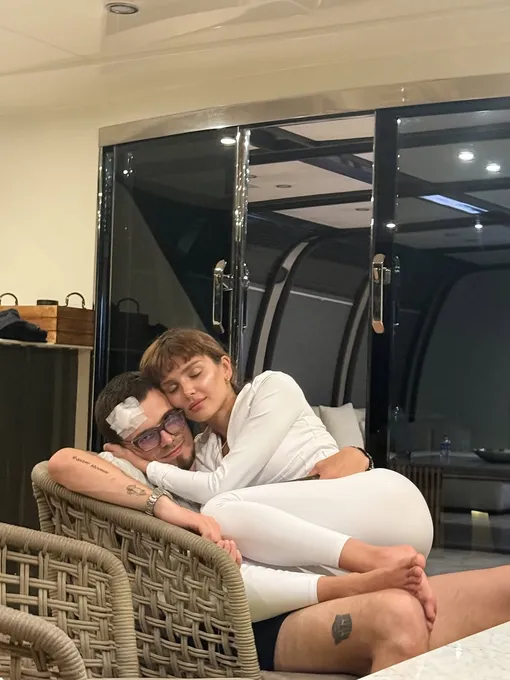 Дина Саева трогательно обнимала Никиту Ефремова Дина Саева трогательно обнимала Никиту Ефремова