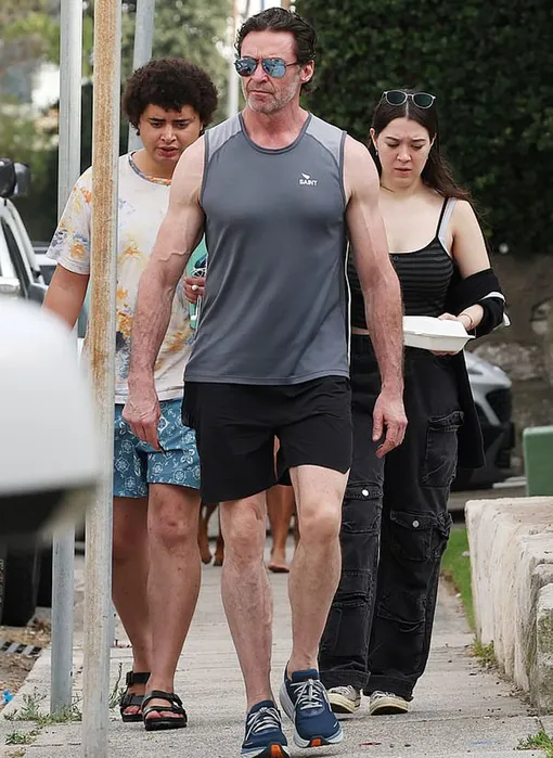 Хью Джекман с сыном Оскаром и дочерью Авой Хью Джекман с сыном Оскаром и дочерью Авой