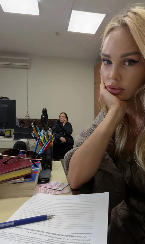 Мария Погребняк с мамой в отделении полиции