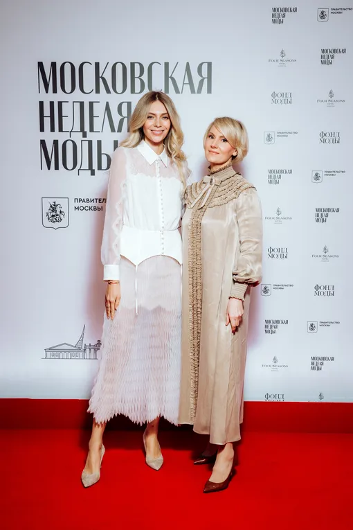 Ясмина Муратович (фэшн-инфлюэнсер, модель) в одежде бренда SHATU 1977 и Светлана Шатунова (основательница бренда SHATU 1977)