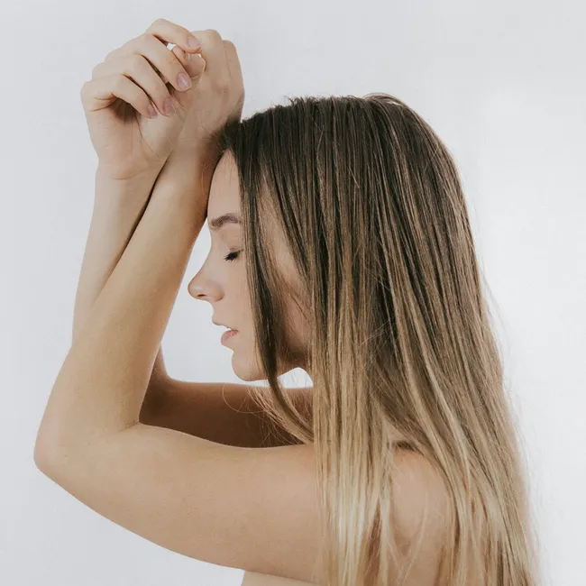 Темные, сухие, скукоженные: о чем именно кричат твои локти и как вернуть им красивый вид