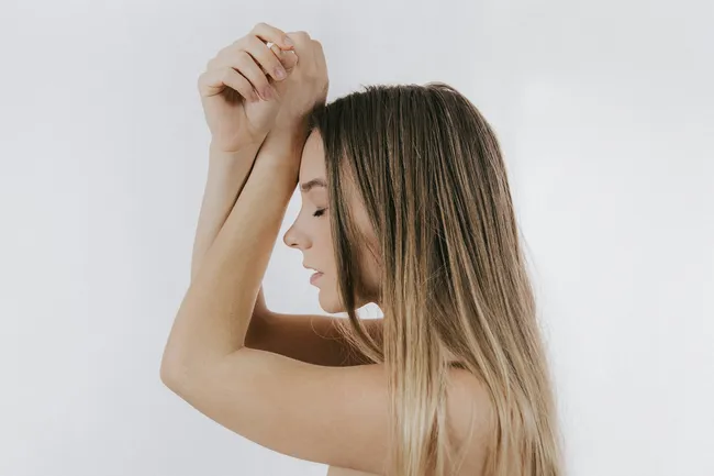 Темные, сухие, скукоженные: о чем именно кричат твои локти и как вернуть им красивый вид