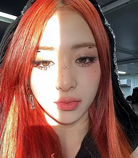 Тренд на тинты, выходящие за контур губ, фанаты k-pop умоляют запретить не один сезон