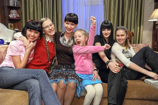 Нонна Гришаева с экранными дочерьми в сериале Нонна Гришаева с экранными дочерьми в сериале