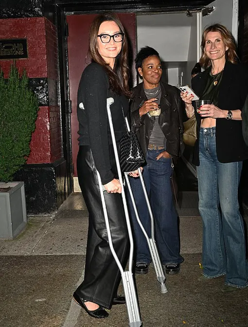 Эмма Хеминг на костылях Эмма Хеминг на костылях