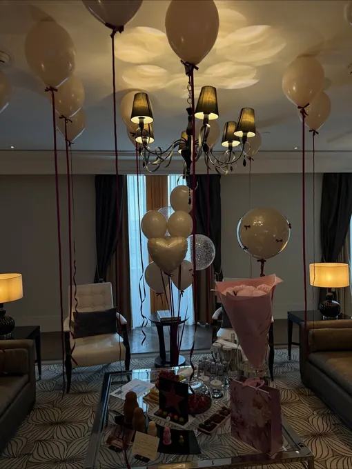 Ханде Эрчел показала гостиничный номер, украшенный ко дню ее рождения