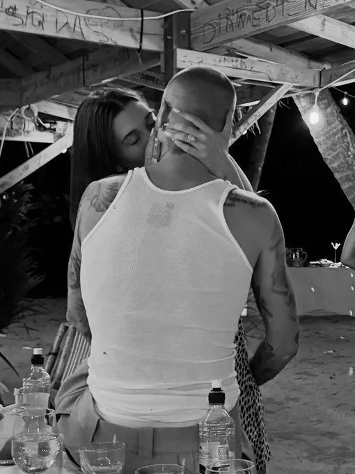 Джастин Бибер показал страстное фото с женой Джастин Бибер показал страстное фото с женой